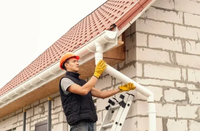 Pose et remplacement de gouttières à Plougoumelen